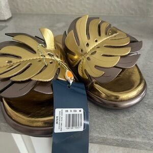 FARM RIO Gold and Brown Leaf Sandals size 9 never worn